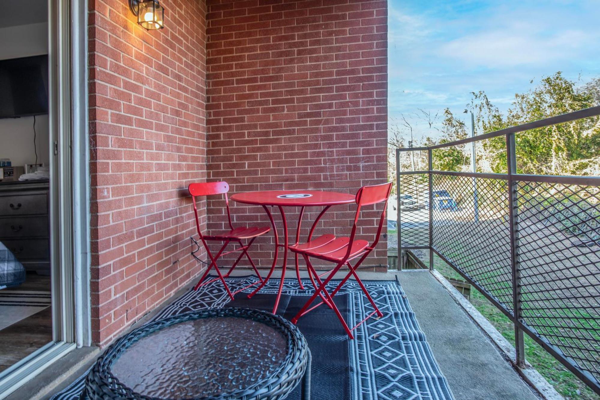 Classic City Getaway - 1 Mile Walk To Sanford Stadium! Атенс Екстер'єр фото